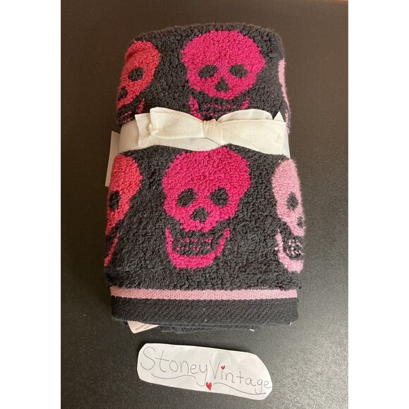 Betsey Johnson Halloween Skull Hand Towels Set of 2 Pink Fuchsia Black - Picture 1 of 4